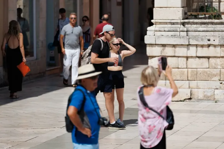 Ništa ne pali kao crvena boja: Dama u suknji mamila poglede
