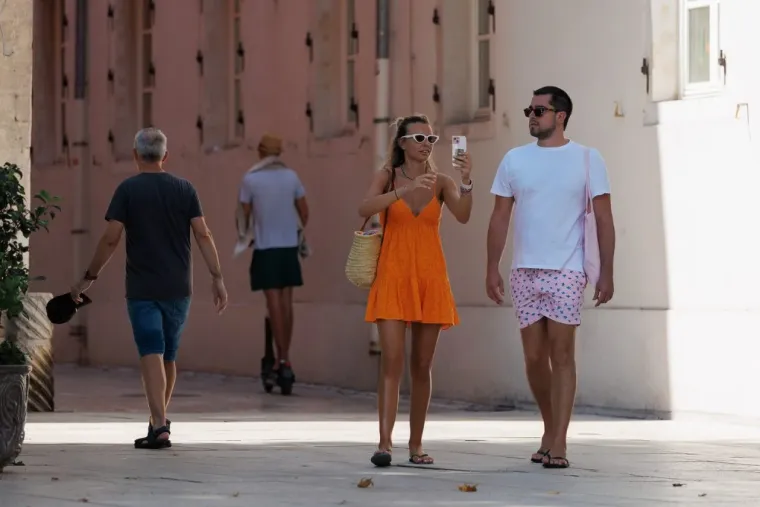 Ništa ne pali kao crvena boja: Dama u suknji mamila poglede