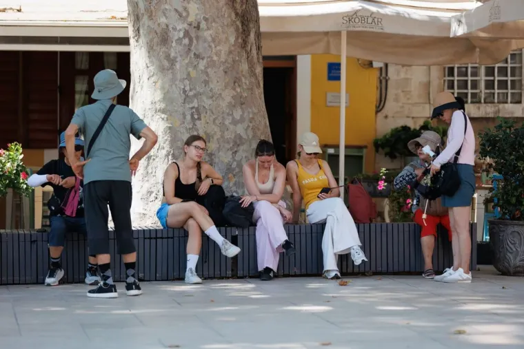 Ništa ne pali kao crvena boja: Dama u suknji mamila poglede