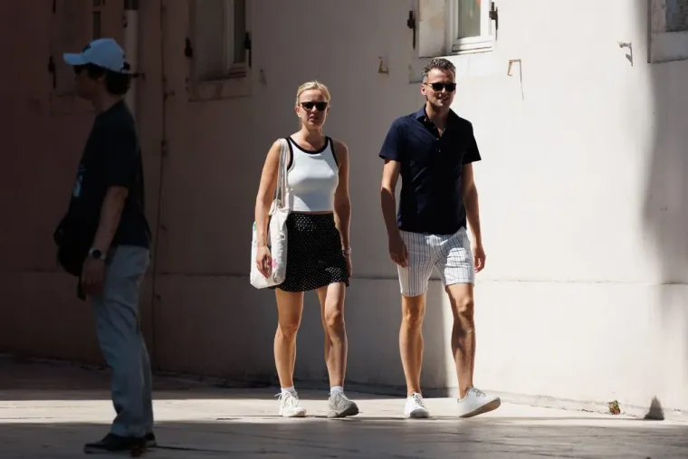 Ništa ne pali kao crvena boja: Dama u suknji mamila poglede