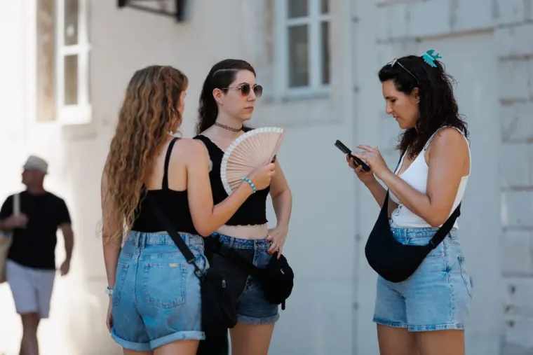 Ništa ne pali kao crvena boja: Dama u suknji mamila poglede