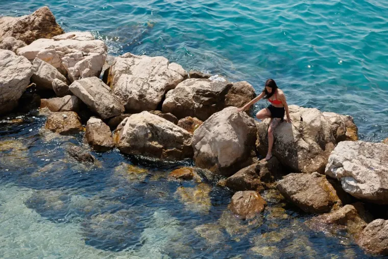 Ništa ne pali kao crvena boja: Dama u suknji mamila poglede
