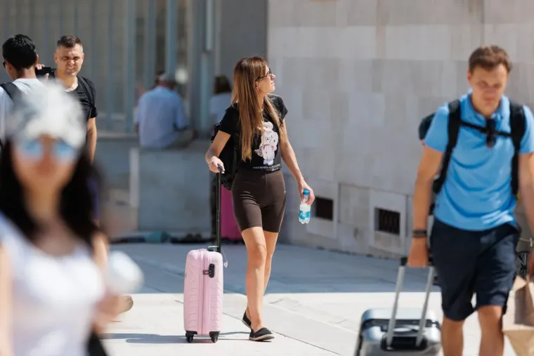 Ništa ne pali kao crvena boja: Dama u suknji mamila poglede