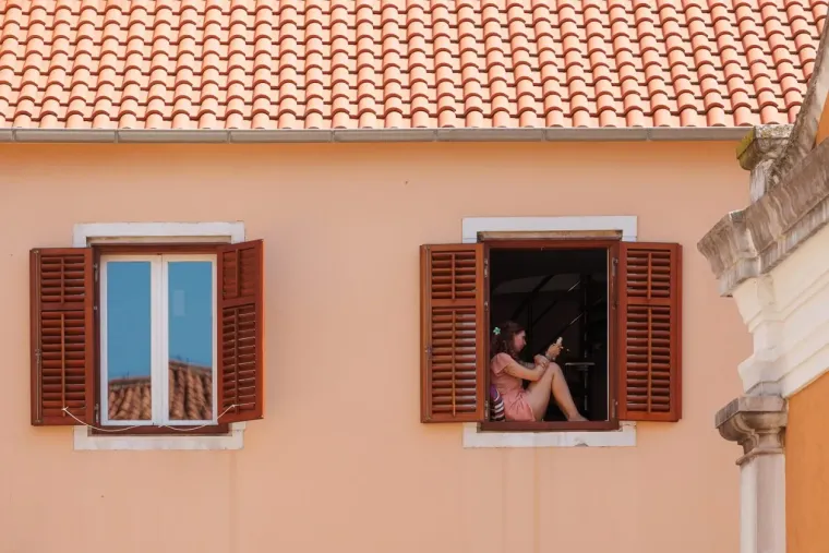 Ništa ne pali kao crvena boja: Dama u suknji mamila poglede