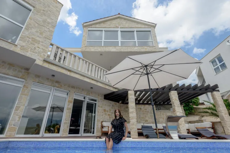 Ovo je luksuzna vila njemačkog nogometaša u Posedarju, dijeli ju sa ženom koju je ostavio