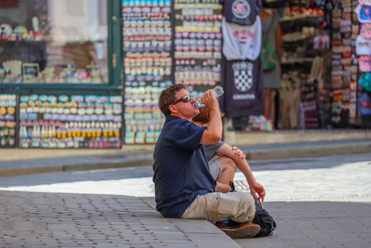 Pakleno vruće u Zagrebu &ndash; svi pričaju o djevojci u bijelom uskom kombinezonu