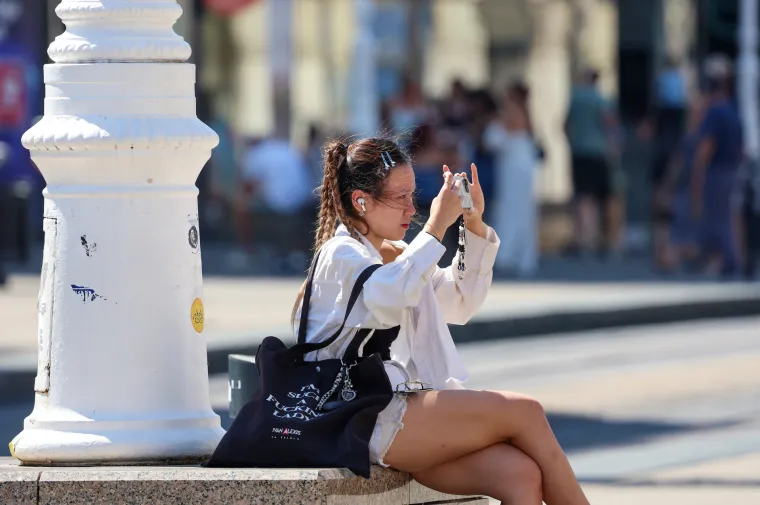 Pakleno vruće u Zagrebu &ndash; svi pričaju o djevojci u bijelom uskom kombinezonu