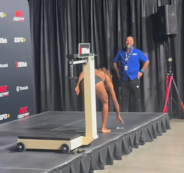 Borkinja na vaganju otkrila intimne predmete koje je zaboravila skinuti: Službeniku ispali na pozornicu