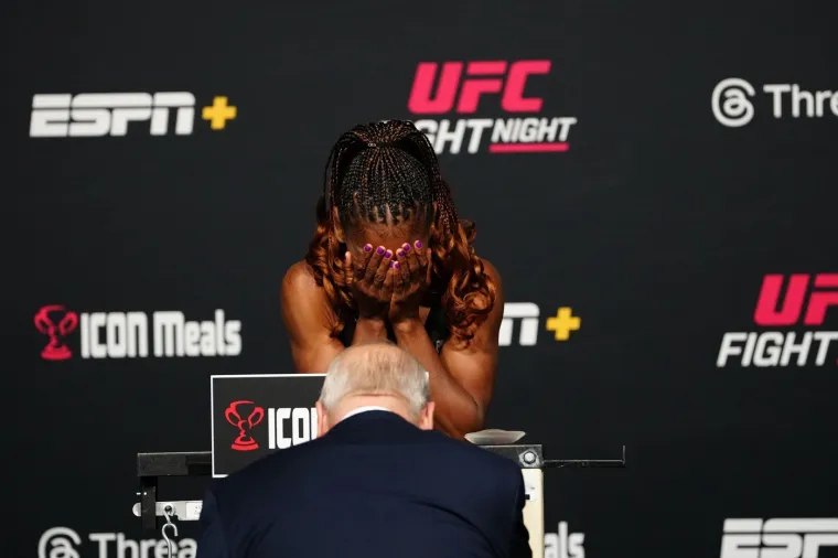 Borkinja na vaganju otkrila intimne predmete koje je zaboravila skinuti: Službeniku ispali na pozornicu