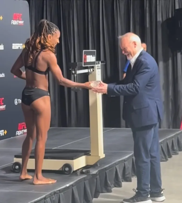 Borkinja na vaganju otkrila intimne predmete koje je zaboravila skinuti: Službeniku ispali na pozornicu