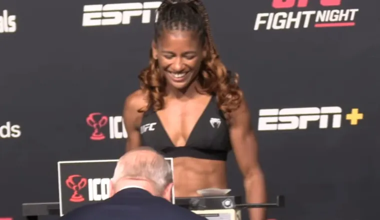 Borkinja na vaganju otkrila intimne predmete koje je zaboravila skinuti: Službeniku ispali na pozornicu