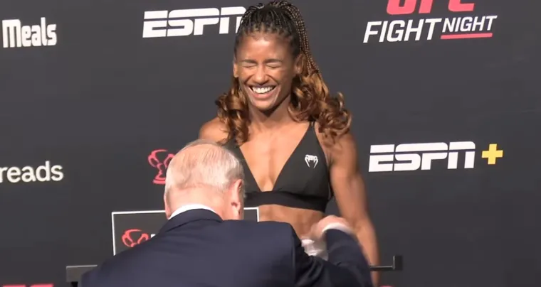 Borkinja na vaganju otkrila intimne predmete koje je zaboravila skinuti: Službeniku ispali na pozornicu