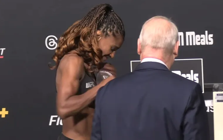 Borkinja na vaganju otkrila intimne predmete koje je zaboravila skinuti: Službeniku ispali na pozornicu