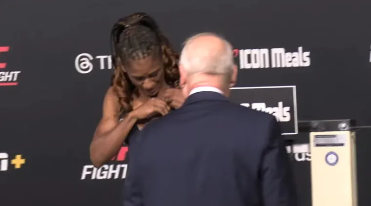 Borkinja na vaganju otkrila intimne predmete koje je zaboravila skinuti: Službeniku ispali na pozornicu