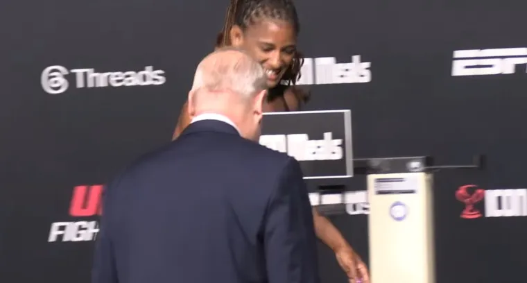 Borkinja na vaganju otkrila intimne predmete koje je zaboravila skinuti: Službeniku ispali na pozornicu