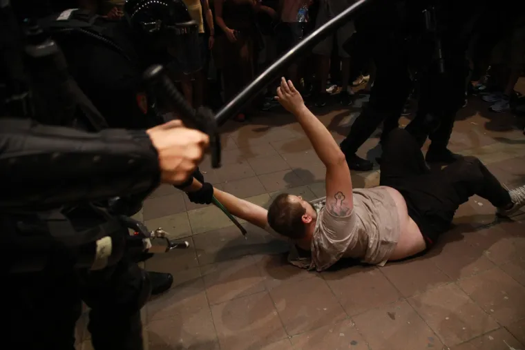 Suzavci, kordoni žandarmerije i brutalnost na najjače: Ovako izgleda stvarnost kod naših susjeda