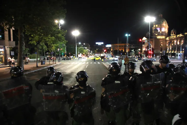 Suzavci, kordoni žandarmerije i brutalnost na najjače: Ovako izgleda stvarnost kod na&scaron;ih susjeda