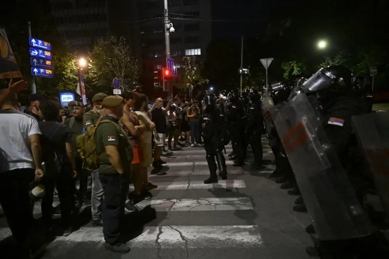 Pogledajte krš i lom u Srbiji: Tisuće građana sukobilo se s policijom u najvećim prosvjedima dosad