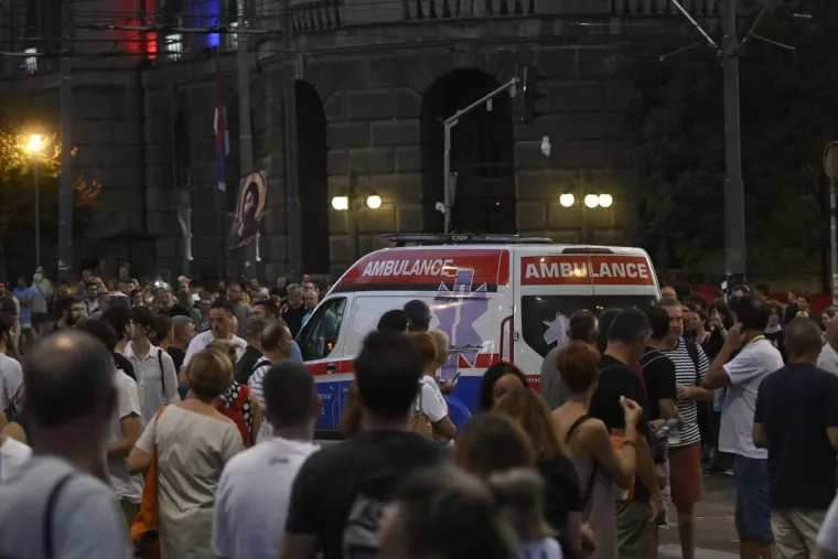 Pogledajte krš i lom u Srbiji: Tisuće građana sukobilo se s policijom u najvećim prosvjedima dosad