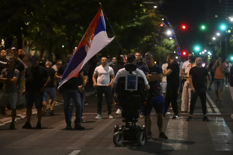 Pogledajte krš i lom u Srbiji: Tisuće građana sukobilo se s policijom u najvećim prosvjedima dosad