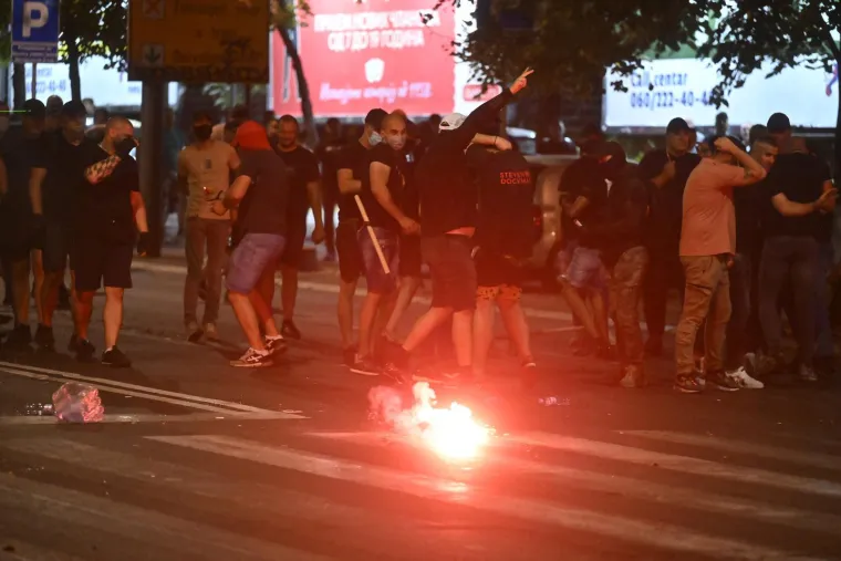 Pogledajte krš i lom u Srbiji: Tisuće građana sukobilo se s policijom u najvećim prosvjedima dosad