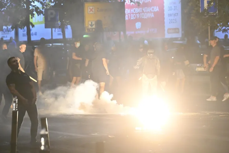 Pogledajte krš i lom u Srbiji: Tisuće građana sukobilo se s policijom u najvećim prosvjedima dosad