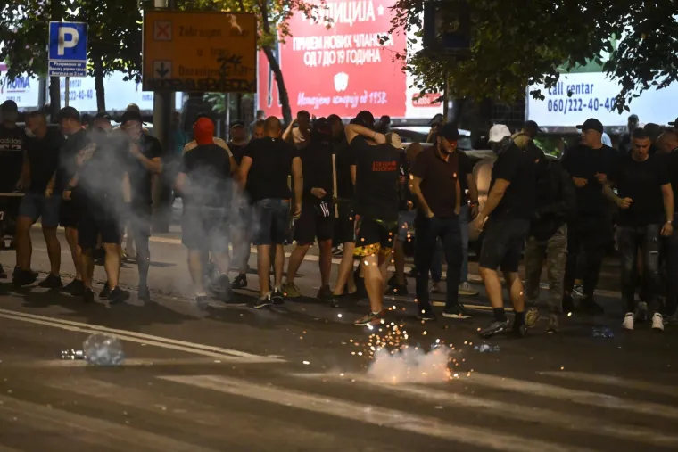 Pogledajte krš i lom u Srbiji: Tisuće građana sukobilo se s policijom u najvećim prosvjedima dosad