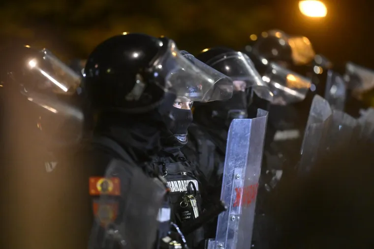 Pogledajte kr&scaron; i lom u Srbiji: Tisuće građana sukobilo se s policijom u najvećim prosvjedima dosad