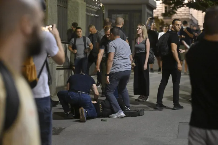 Pogledajte kr&scaron; i lom u Srbiji: Tisuće građana sukobilo se s policijom u najvećim prosvjedima dosad