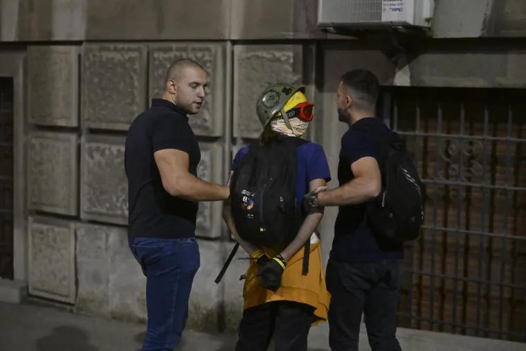 Pogledajte kr&scaron; i lom u Srbiji: Tisuće građana sukobilo se s policijom u najvećim prosvjedima dosad