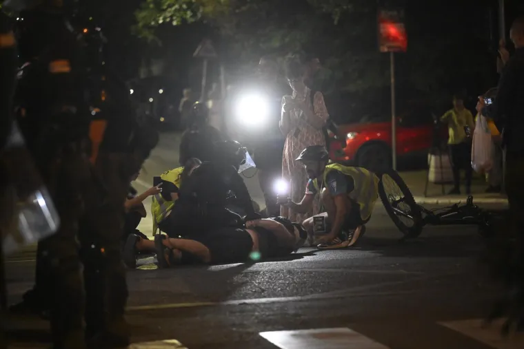 Pogledajte kr&scaron; i lom u Srbiji: Tisuće građana sukobilo se s policijom u najvećim prosvjedima dosad