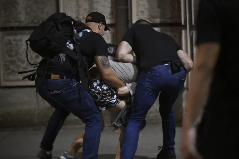 Pogledajte kr&scaron; i lom u Srbiji: Tisuće građana sukobilo se s policijom u najvećim prosvjedima dosad