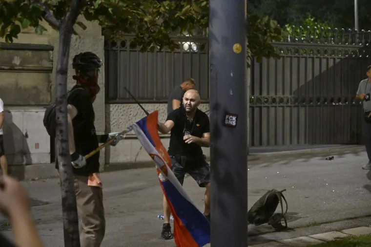 Pogledajte kr&scaron; i lom u Srbiji: Tisuće građana sukobilo se s policijom u najvećim prosvjedima dosad