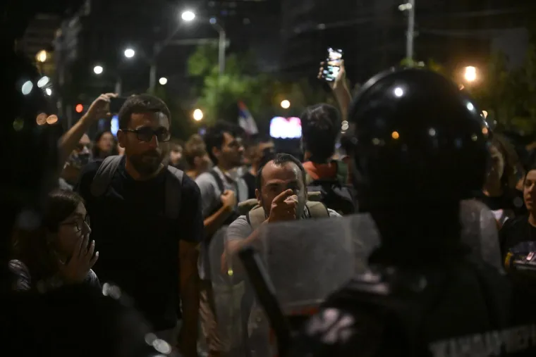 Pogledajte kr&scaron; i lom u Srbiji: Tisuće građana sukobilo se s policijom u najvećim prosvjedima dosad