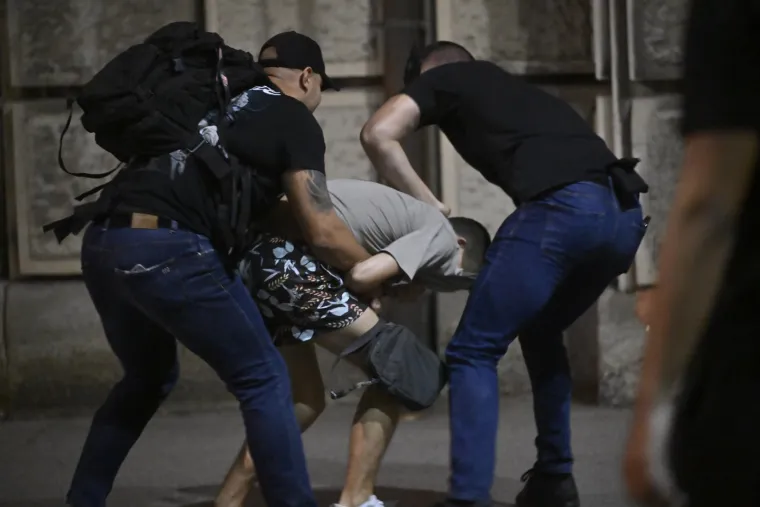 Pogledajte kr&scaron; i lom u Srbiji: Tisuće građana sukobilo se s policijom u najvećim prosvjedima dosad