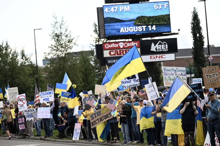 Pogledajte konvoj blindiranih vozila koji prevozi Putina: Avion čeka polijetanje