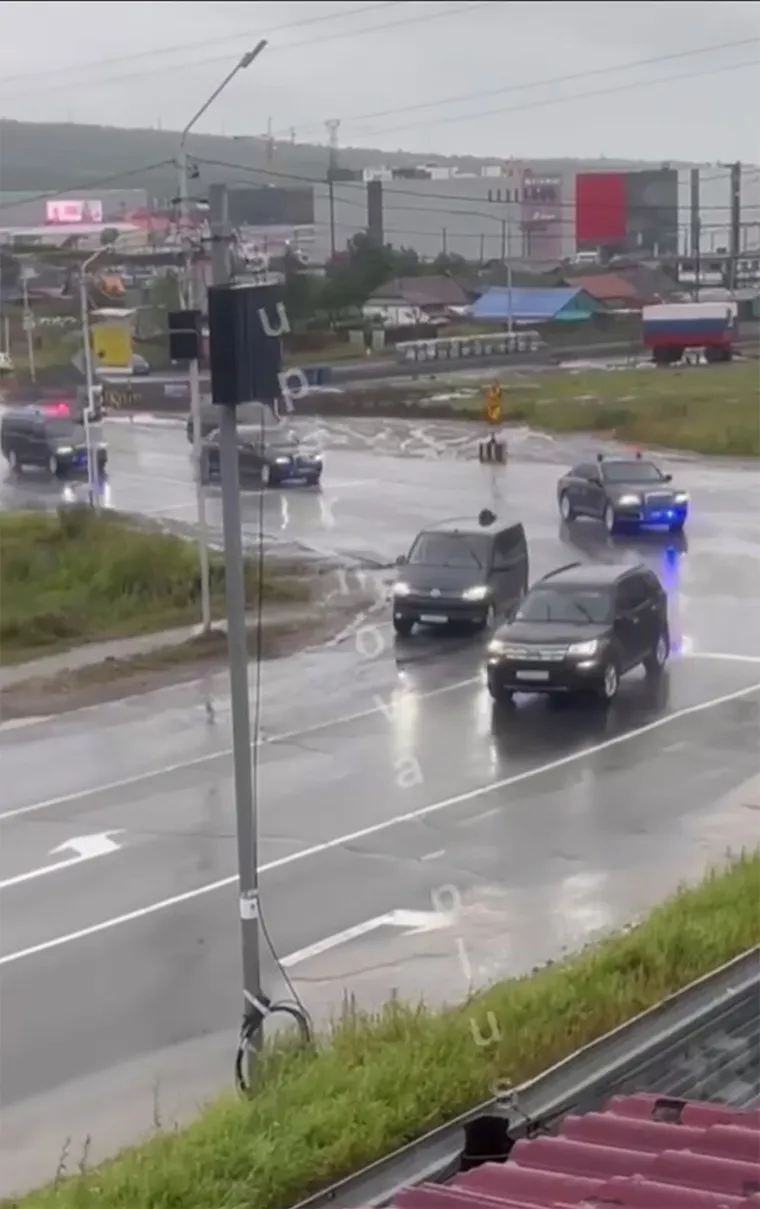 Pogledajte konvoj blindiranih vozila koji prevozi Putina: Avion čeka polijetanje