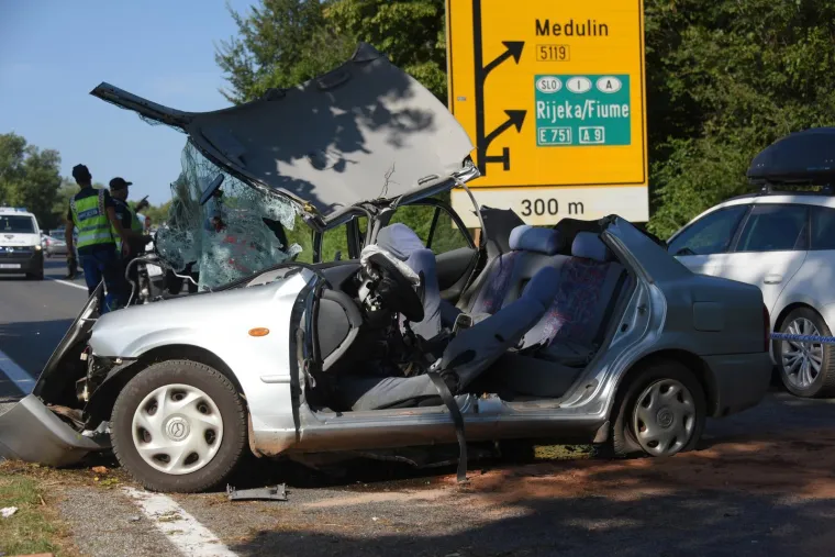 Auto smrskan do neprepoznatljivosti, dijelovi razasuti po cesti: Uznemirujući prizori kod Pule