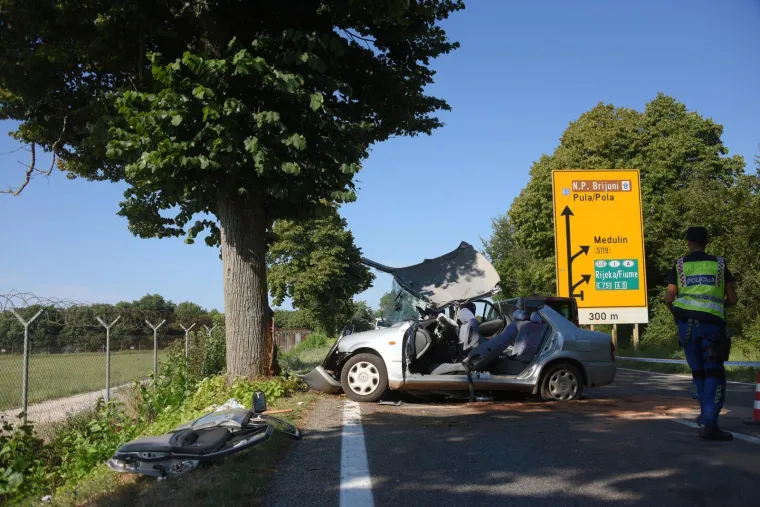 Auto smrskan do neprepoznatljivosti, dijelovi razasuti po cesti: Uznemirujući prizori kod Pule