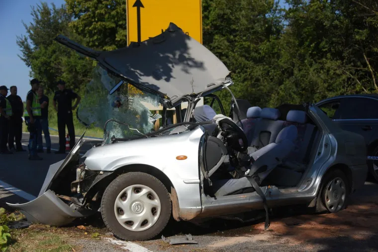 Auto smrskan do neprepoznatljivosti, dijelovi razasuti po cesti: Uznemirujući prizori kod Pule