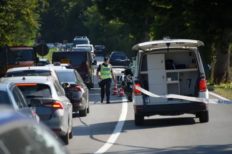 Auto smrskan do neprepoznatljivosti, dijelovi razasuti po cesti: Uznemirujući prizori kod Pule