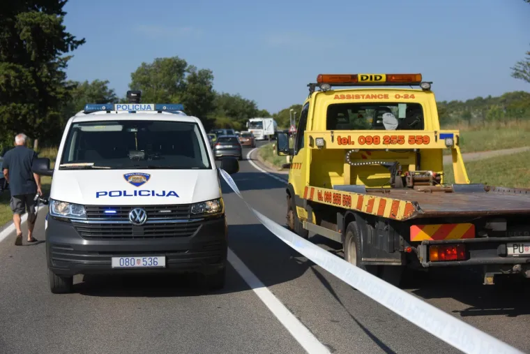 Auto smrskan do neprepoznatljivosti, dijelovi razasuti po cesti: Uznemirujući prizori kod Pule