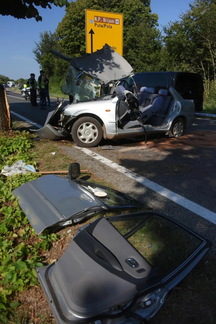 Auto smrskan do neprepoznatljivosti, dijelovi razasuti po cesti: Uznemirujući prizori kod Pule