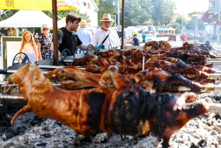 Molilo se, ali se i gostilo: Hoćeš janjetine, odojka, kotlovine? Svega ima, a cijene paprene