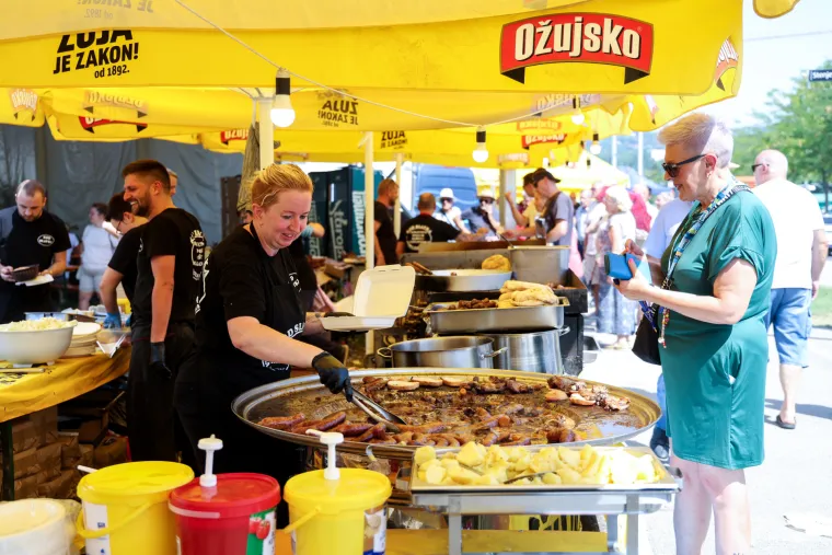 Molilo se, ali se i gostilo: Hoćeš janjetine, odojka, kotlovine? Svega ima, a cijene paprene