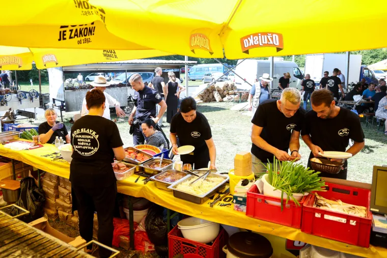 Molilo se, ali se i gostilo: Hoće&scaron; janjetine, odojka, kotlovine? Svega ima, a cijene paprene