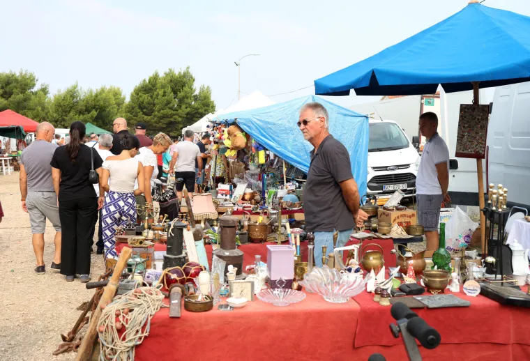 Molilo se, ali se i gostilo: Hoće&scaron; janjetine, odojka, kotlovine? Svega ima, a cijene paprene