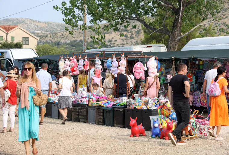 Molilo se, ali se i gostilo: Hoće&scaron; janjetine, odojka, kotlovine? Svega ima, a cijene paprene