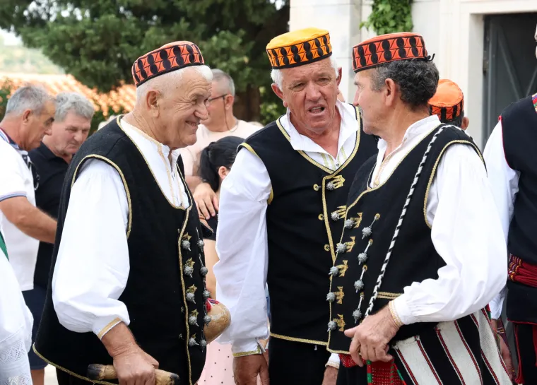 Molilo se, ali se i gostilo: Hoće&scaron; janjetine, odojka, kotlovine? Svega ima, a cijene paprene