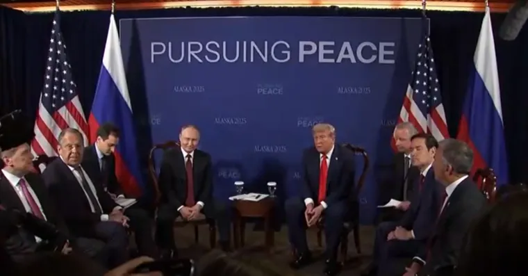 Široki osmijesi, prijateljski stav: Pogledajte veseli susret Putina i Trumpa